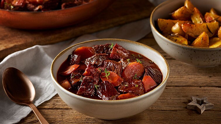 Hovädzie na burgundský spôsob s mrkvou a pečenými zemiakmi