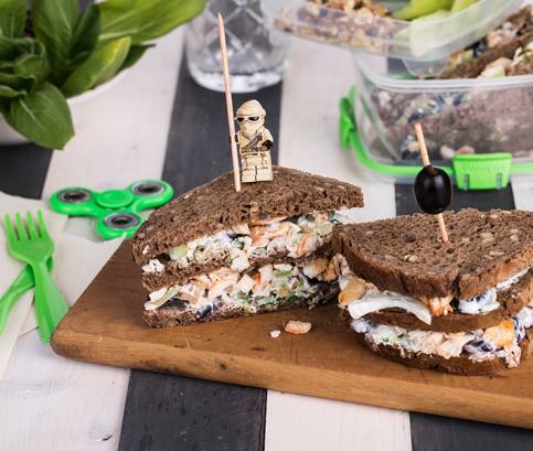 Kurací sendvič s hroznom, orechmi a čínskou kapustou