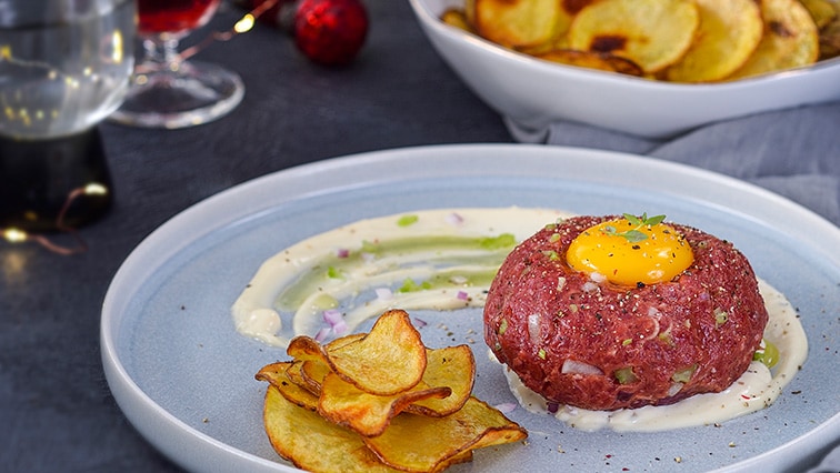 Tatarský biftek s omáčkou aioli a domácími chipsy