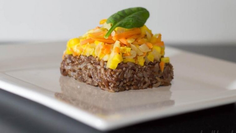 Červené rizoto s kořenovou zeleninou a sušenými hřiby