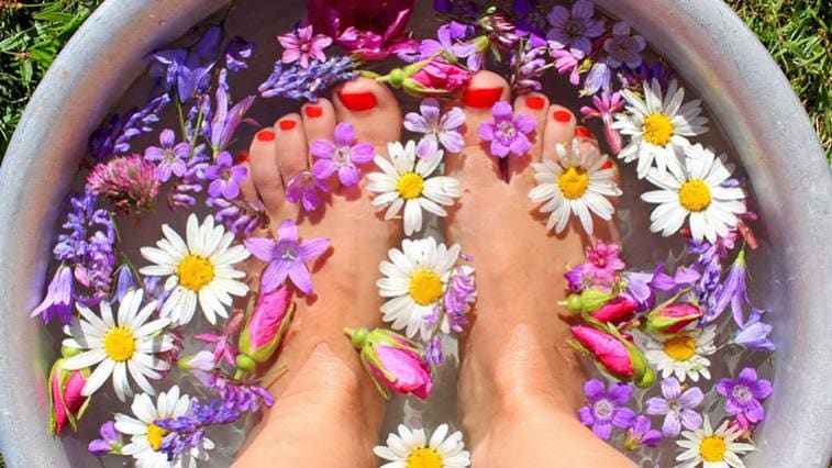 Kúpeľ na nohy: Rituál, ktorý má úžasné účinky na telo