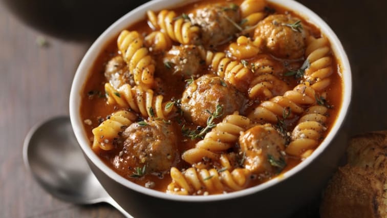 Hustá rajčatová polévka s fusilli a masovými kuličkami bez lepku