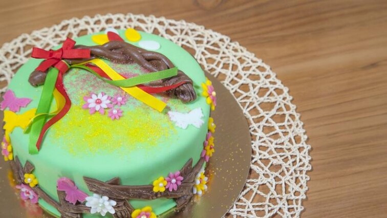 Barevný velikonoční dort se zdobením