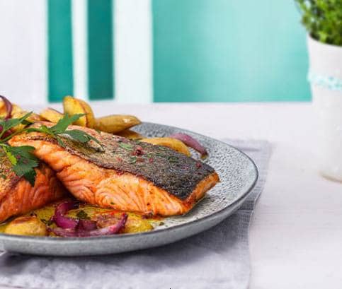 Tepsis lazac burgonyával és hagymával