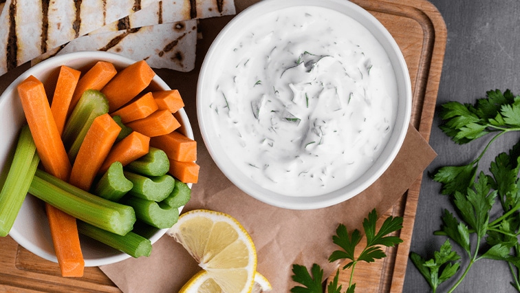 Grilujeme chutně: lehký jogurtový dip s čerstvou zeleninou