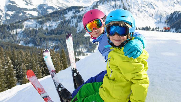 Pre bezpečnosť pri zimných športoch iba prilba nestačí