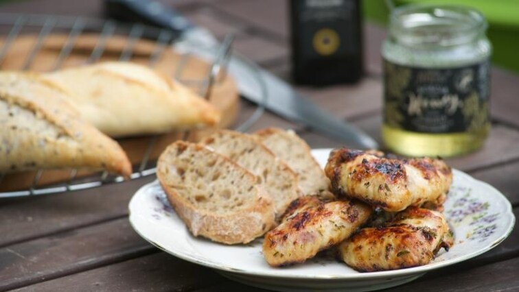Videorecept: BBQ křidélka s čerstvým rozmarýnem, medem a chilli