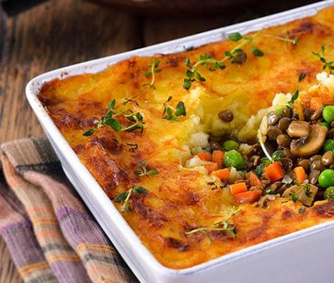 Pastiersky koláč so šošovicou a syrovým zemiakovým pyré