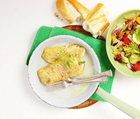 Filety tresky s míchaným salátem a pečivem