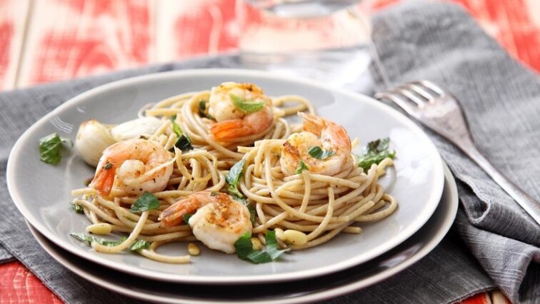 Celozrnné těstoviny s grilovanými krevetami