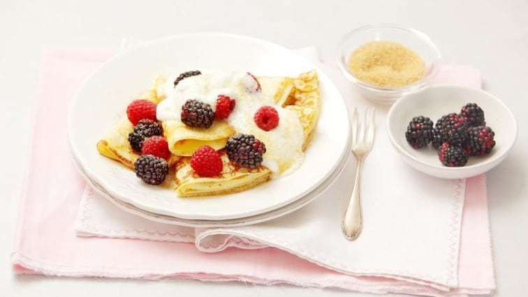 Palačinky z pohankové mouky s ovocem a jogurtem