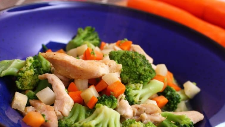 Csirkecsíkok párolt zöldségekkel