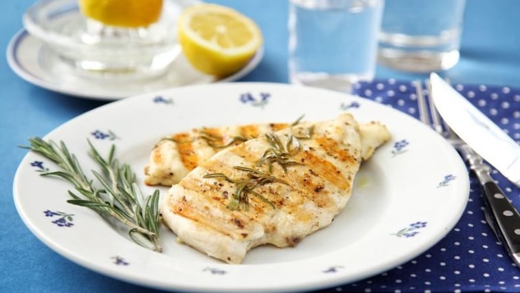 Grilované kuřecí steaky s rozmarýnem a citrony