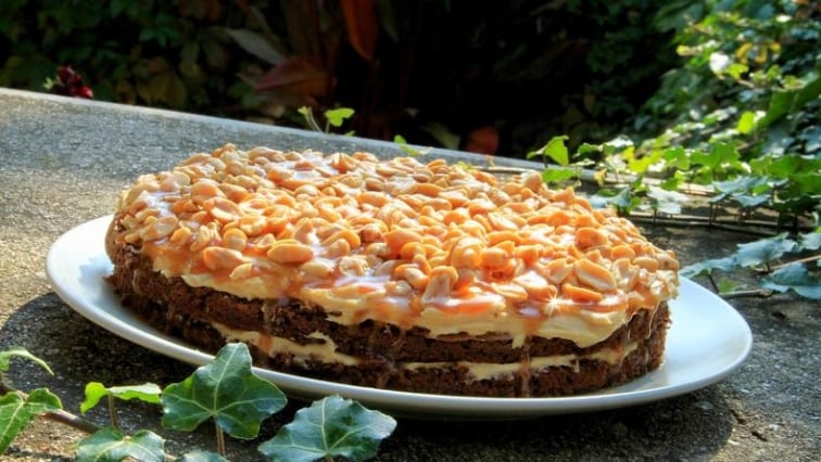 Brownies dort s arašídy a karamelem