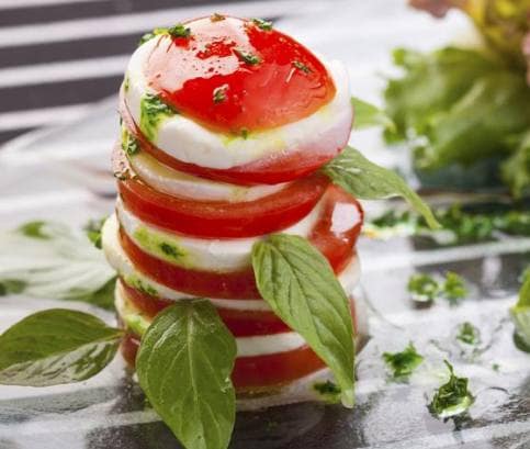 Italské caprese s domácím bazalkovým pestem