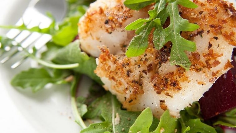 Treska v kokosové krustě s červenou řepou a rukolou