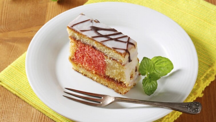 Punčový řez s s malinovým džemem a cukrovou polevou