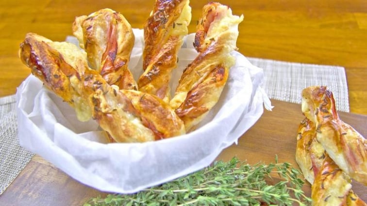 Party tyčinky z listového těsta plněné šunkou a sýrem