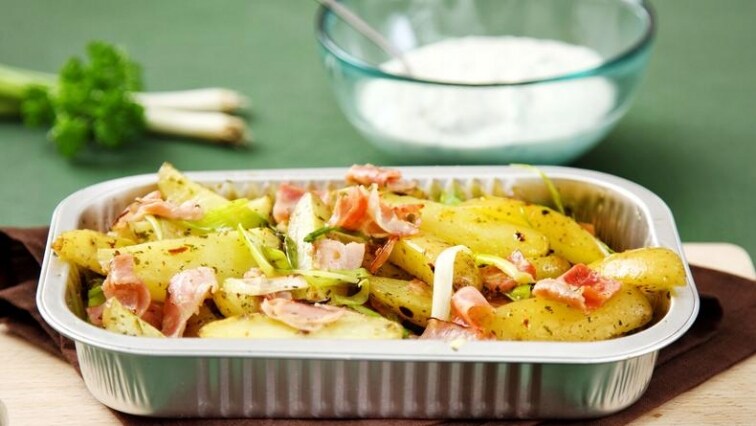 Grilované brambory se slaninou, jarní cibulkou a bylinkovým dipem