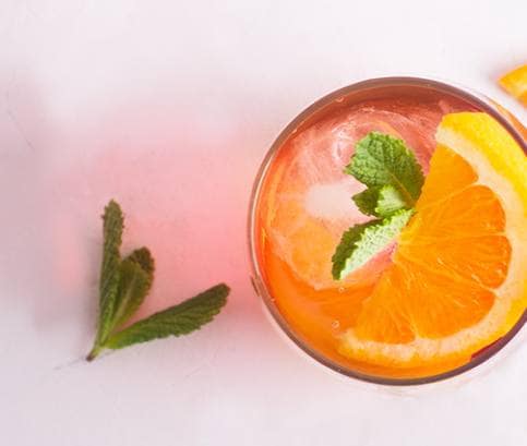 Sekt s ginem a pomerančem 