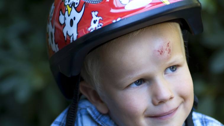 Pri úraze hlavy pozorujte oči, nos a uši