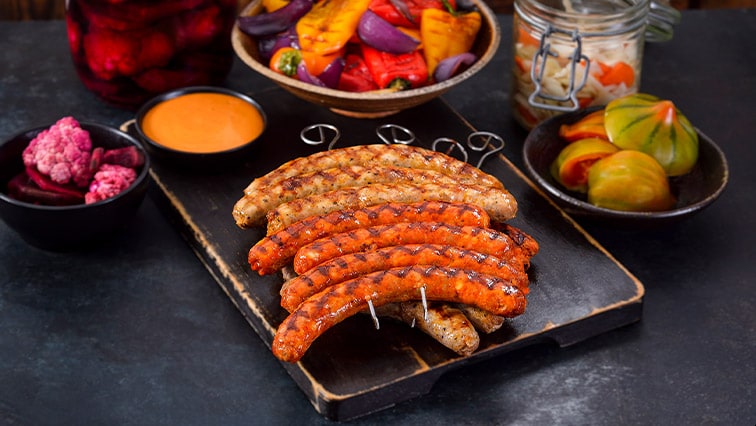 Grilované klobásky s baby paprikami a nakládanou zeleninou