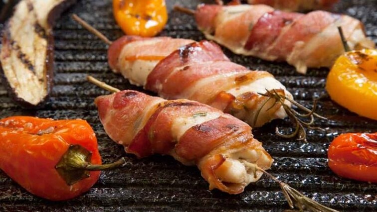 Ražničí s kuřecími kousky ve slaninovém kabátku se zeleninou