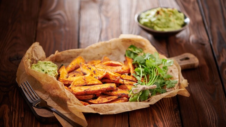 Batatové hranolky s avokádovým dipom