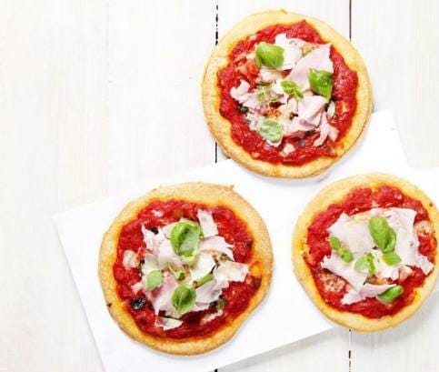 Domácí pizza s rajčatovým sugo, sýrem a šunkou