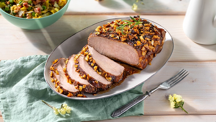 Bravčové karé v cesnakovej kruste s trstinovým cukrom a šalátom z hrášku a póru