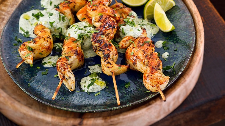 Kuřecí bylinkové špízy s okurkovým salátem