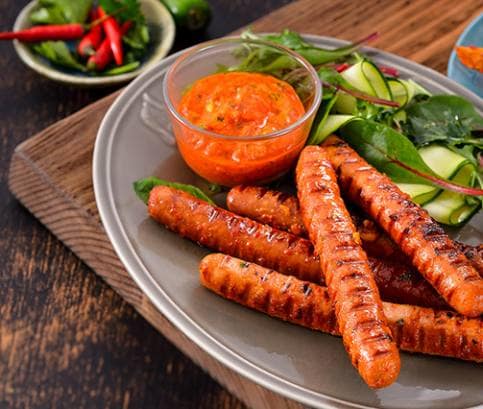 Grilované párky s romesco omáčkou a batatovými hranolčekmi