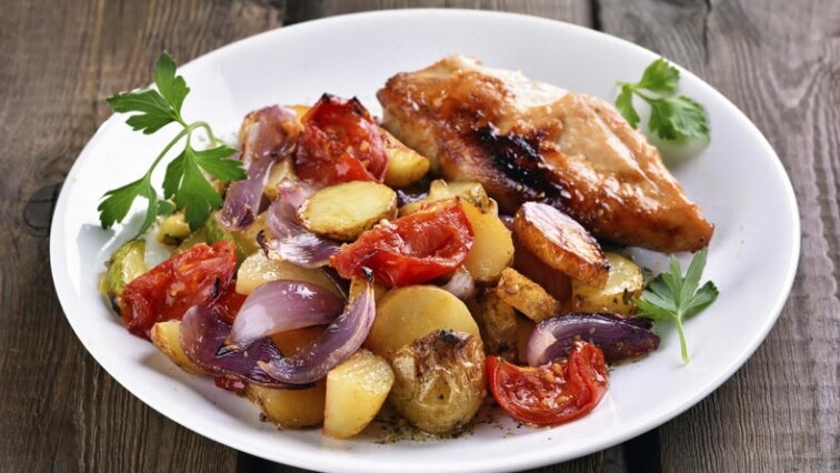 Kuřecí prsíčka s bramborami a zeleninou na olivovém oleji