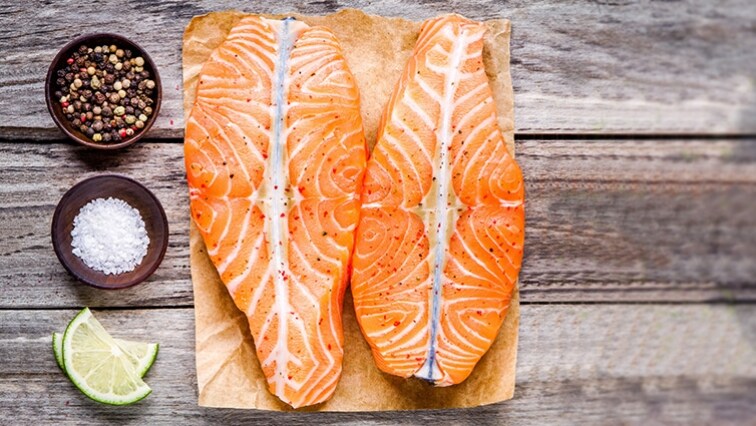 Grilovaný špíz z lososa, limetky a slaniny