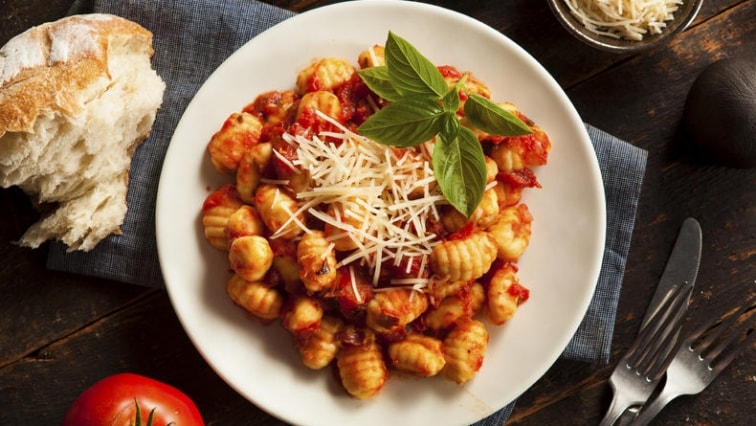 Rychlé gnocchi s rajčatovou omáčkou a parmazánem