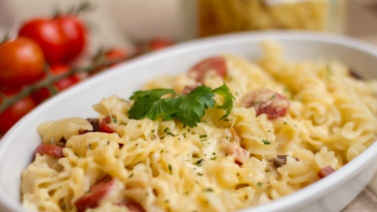 Virslis-szalonnás tészta