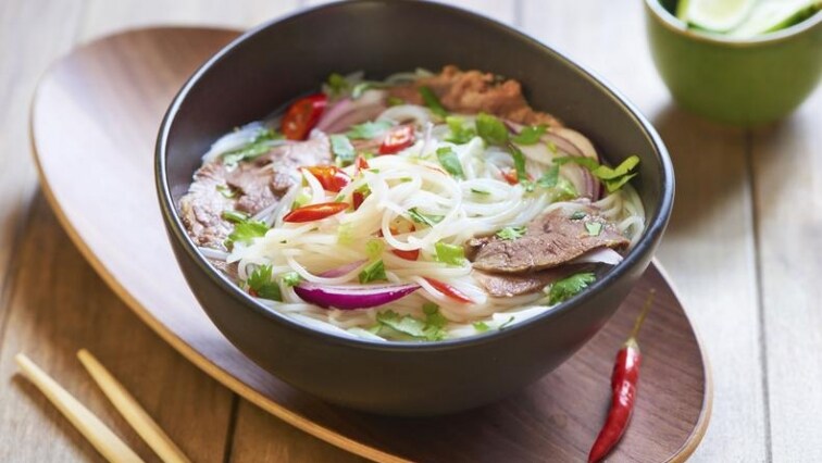 Vietnamská polévka s hovězím masem koriandrem a chilli