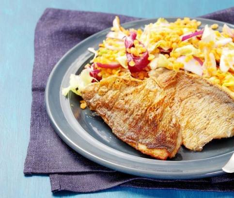 Filet z pražmy modravé se salátem z červené čočky