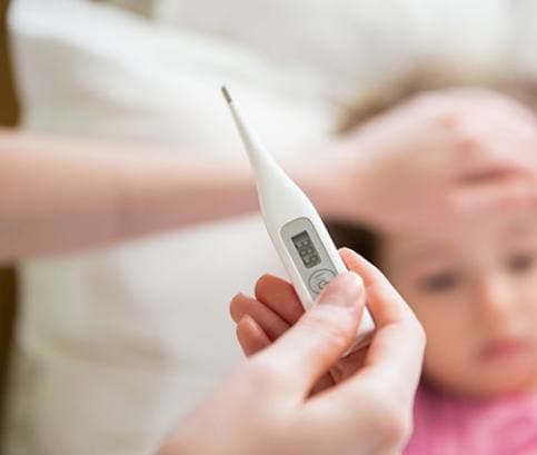 Zvýšená teplota a horečka u dětí: Důležité rady, jak je poznat a srazit 