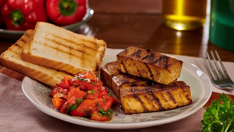 Grillezett tofu Ã©des paprikÃ¡s salÃ¡tÃ¡val