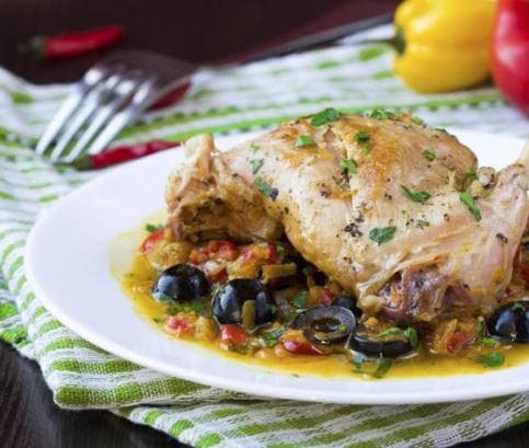 Králík pečený na víně se zeleninou