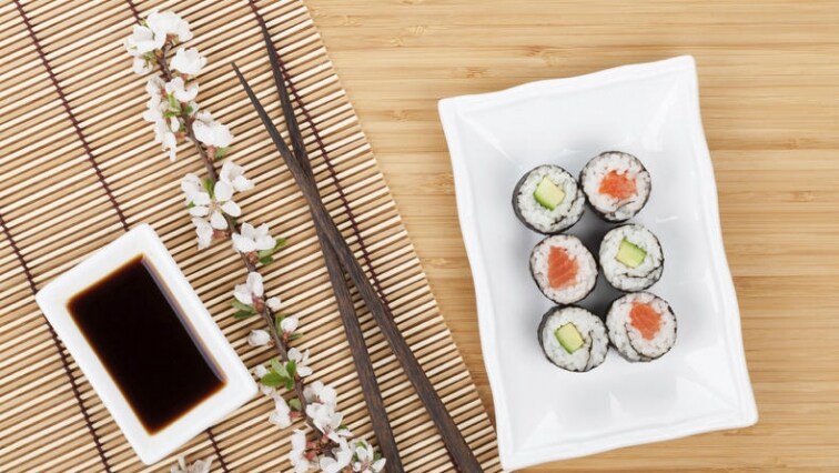 Maki sushi s lososem a avokádem