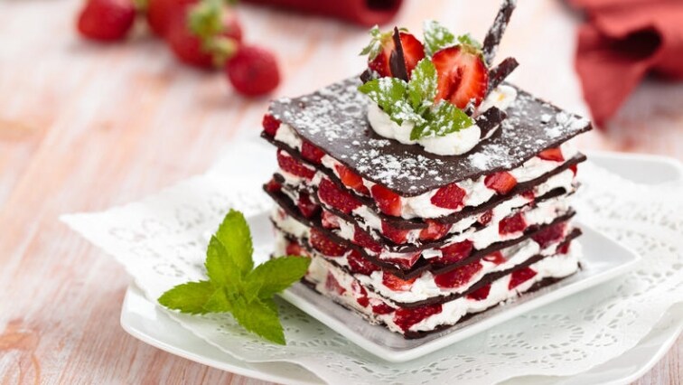 Jahodovo-smetanový dortík s čokoládovými plátky