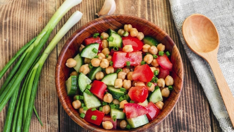 Cizrnový salát s rajčaty a okurkou