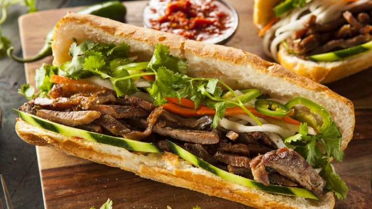 Vietnamská bageta s vepřovou panenkou a zeleninou