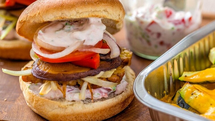 Vege burger z tempehu so zeleninou a hubami