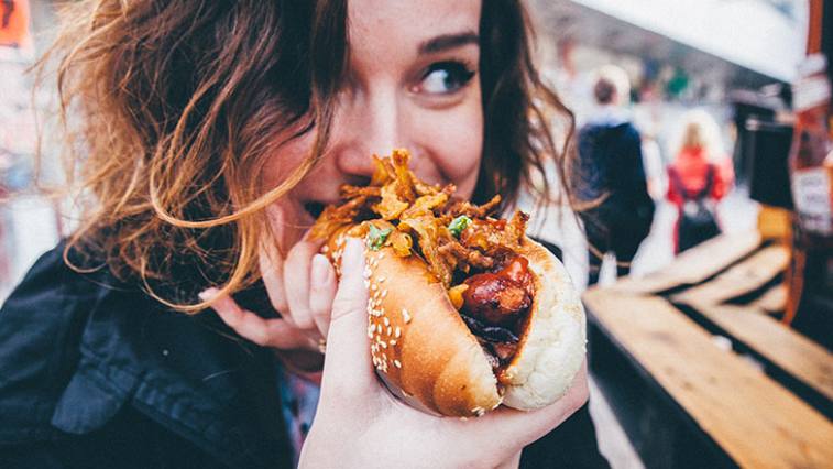 Hot dog, szalonnába tekert virslivel, lilakáposztával és lyoni hagymával