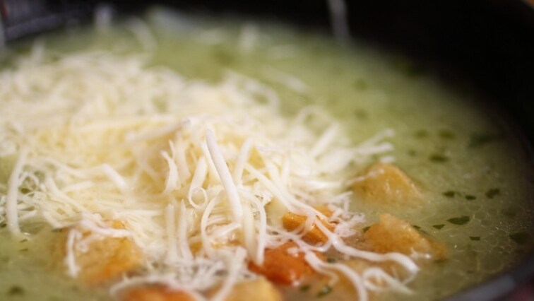 Hagymaleves zsemlekockával