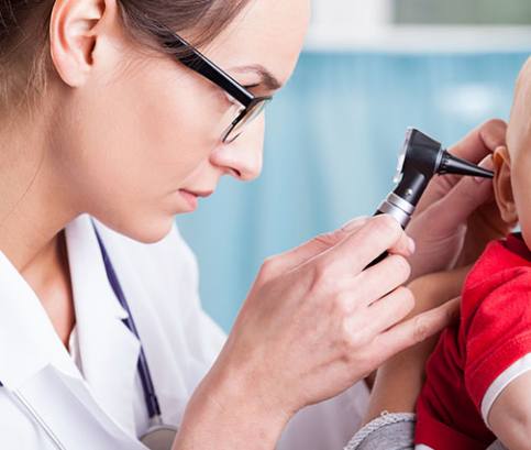 K čištění uší dětem použijte vatu a speciální tyčinky