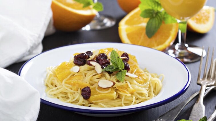Sladké špagety s pomerančem, brusinkami a mandlemi